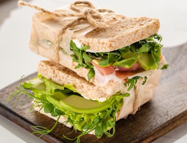 디럭스 아보카도 샌드위치